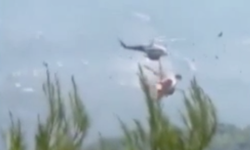 İki yangın söndürme helikopteri havada çarpıştı (VİDEOHABER)