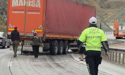 Erzincan'da kontrolden çıkan tır bariyerlere çarptı!