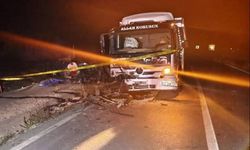 Kamyon ile otomobil kafa kafaya çarpıştı! 1 ölü, 1 yaralı