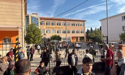 Manisa'da o okul önünde silah sesleri yükselmişti! Veliler okula akın etti...