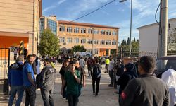 Manisa’da okul önünde silahlı saldırı! Saldırgan yakalandı, 2’si ağır 10 öğrenci yaralı…