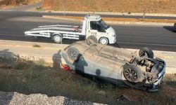 Gaziantep'te otomobil kaldırıma uçarak ters döndü! Sürücü yaralandı