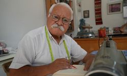 Gaziantep'te 55 yıllık terzi, boş vakitlerini kitap okuyarak geçiriyor!