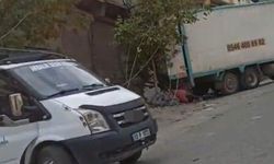 Gaziantep'te faciadan kıl payı dönüldü: Freni boşalan kamyon eve çarptı!