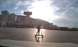 Işık ihlali yapan scooter sürücüsü kazadan kıl payı kurtuldu! İşte o anlar…
