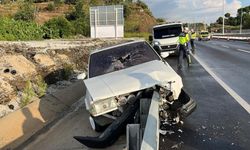 Tofaş otomobil demir bariyerlere ok gibi saplandı! Sürücü yaralandı