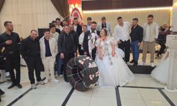 Düğünde ilginç anlar! Damada altın yerine tır lastiği taktılar…