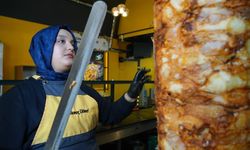 Gaziantep'te 20 yaşındaki döner ustası kadın erkeklere taş çıkartıyor