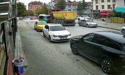 Feci kaza! Hafriyat yüklü kamyon ile minibüs çarpıştı! Yaralılar var…