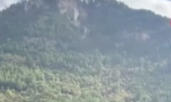 Deprem sırasında dağdan kaya parçası koptu (VİDEOHABER)