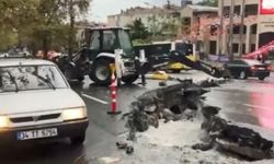 İstanbul’da şiddetli yağış ulaşımı vurdu! Yol böyle çöktü…
