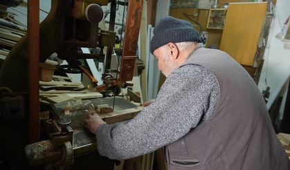 Mesleğine olan aşkıyla 87 yaşında tahtaya şekil veriyor
