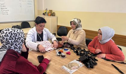 Naylon poşetler rengarenk çantalara dönüşüyor