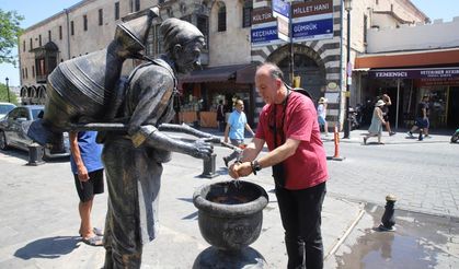 Gaziantep'te sıcaktan bunalan vatandaşlar çeşme başında serinledi!