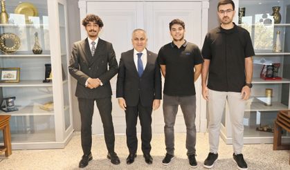 Rektör Doğan, Cezayirli öğrencileri rektörlük makamında kabul etti