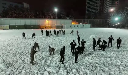 Gaziantep'te yürek ısıtan anlar! Polisler kar topu oynadı! O anlar viral oldu! Video haber…