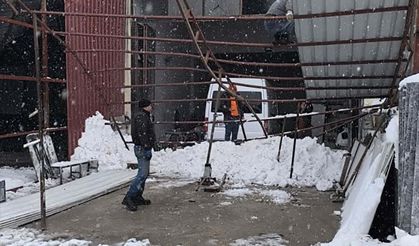 Gaziantep'te kar yağışı hayatı felç etti! 10 iş yerinin çatısı çöktü! Video haber...