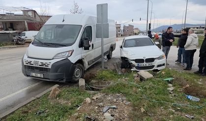 Gaziantep - Hatay yolunda otomobil ile minibüs çarpıştı! O anlar kamerada…