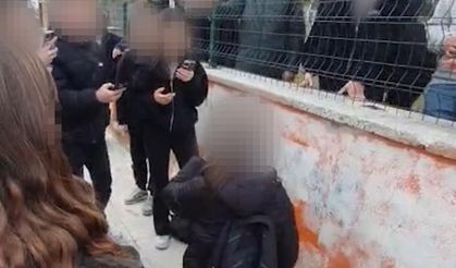 Okul önünde akran zorbalığı skandalı! Diz çöktürüp zorla özür dilettiler! VİDEO HABER…