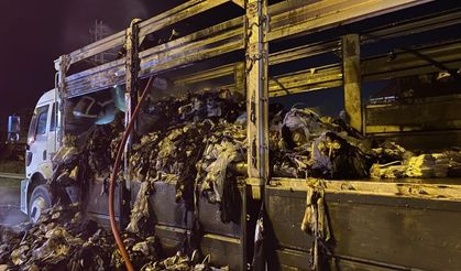 Otoyolda tekstil yüklü kamyon alev aldı! Kullanılamaz hale geldi…