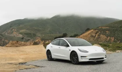 Avrupa’da bir ilk! Sürücüsüz Tesla trafiğe çıktı…