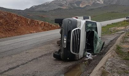 Gaziantep'ten taziye ziyareti için gelenleri taşıyan minibüs devrildi! Çok sayıda yaralı…