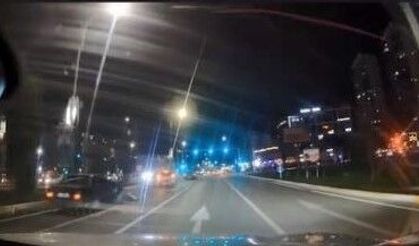 Makas atarken otomobile arkadan çarptı! Kaza anı kamerada
