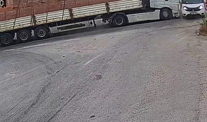 Kameralara yansıyan kaza ucuz atlatıldı! Tır, yola kayan kamyonete çarptı