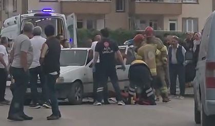 Feci kaza! Ortalık savaş alanına döndü!  Minibüs ile otomobil çarpıştı: Yaralılar var