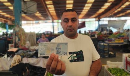 Paraların üzerindeki yazı herkesi şaşırttı! Aşkını paralara yazıp pazarda dağıttı