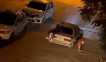 Otomobilden düşen genç altında ezilmekten son anda kurtuldu! O anlar kamerada…