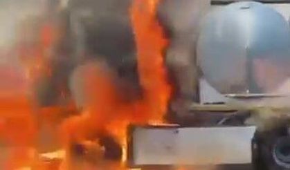 Gaziantep otoyolunda alevlere teslim olan tır metal yığınına döndü!