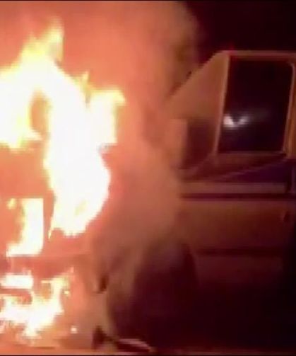 Ambulans alev aldı:  Şoför, hasta ve yakınlarını kurtardı