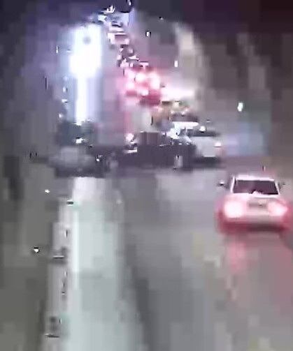 Tünelde feci kaza: Otomobiller kafa kafaya çarpıştı!