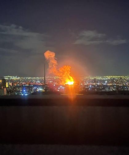 İran'da Radyo ve Televizyon Kurumu binası vuruldu: İşte o anlar