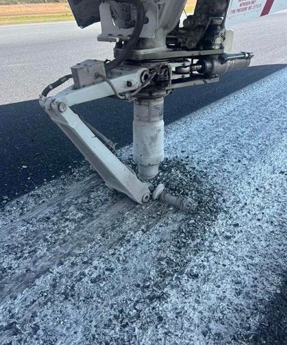 Yolcu uçağı sert iniş yaptı: Uçağın iniş takımı koptu