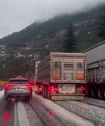 Adana'da kışı aratmayan manzara: Otoyol beyaza büründü (VİDEO HABER)