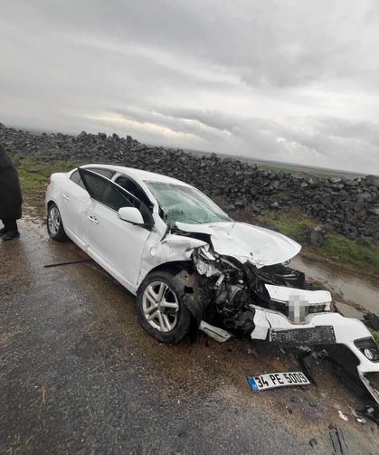 Gaziantep'in komşu ili Şanlıurfa’da iki otomobil kafa kafaya çarpıştı: 8 yaralı!