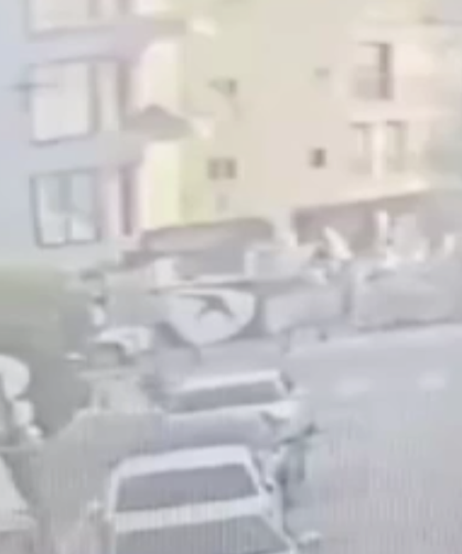 Tel Aviv’e İran füzesinin isabet ettiği anlar ortaya çıktı