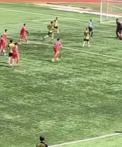 Maçta rakibinin kafasına tekme atan futbolcu tutuklandı!