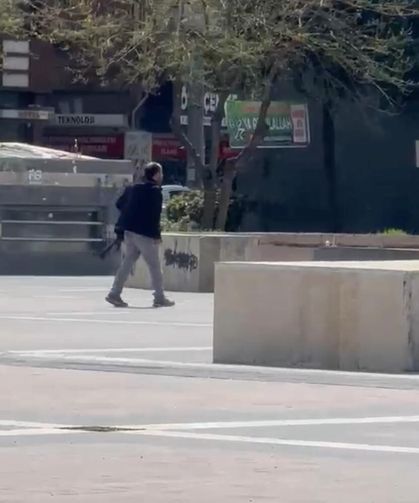 Kentin en işlek meydanında silahla etrafa ateş açtı (VİDEO HABER)