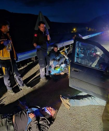 Kaçak göçmenleri taşıyan otomobil kaza yaptı: 7 yaralı