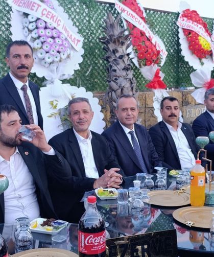 Gaziantep’te hafızalardan silinmeyecek düğün: Siyasetin farklı renkleri aynı masada!