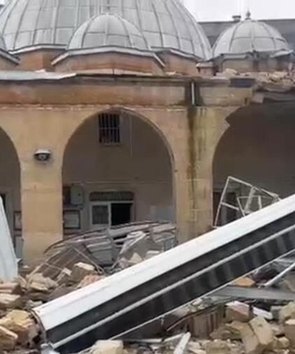 Fırtınada minarenin yıkılma anı kamerada