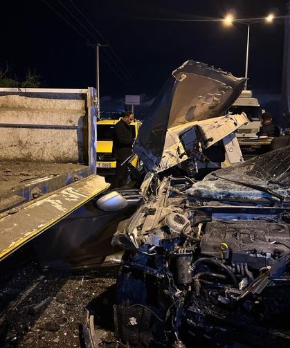 Öncüpınar yolunda tıra çarpan otomobilde 2 kişi yaralandı