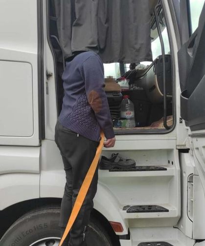 Tır şoförü aracının içinde asılı halde bulundu