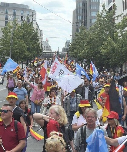 Almanya'nın başkenti karıştı: Binlerce kişi sokağa döküldü!