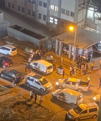 Ortalık savaş alanına döndü: Bıçaklı kavgada 1 kişi yaralandı!