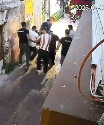Silahla vurdukları adamı darbederek öldürdüler!