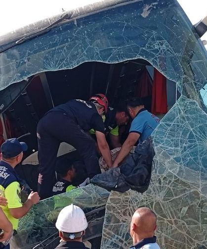 Yolcu otobüsü şarampole uçtu! 44 Yaralı!